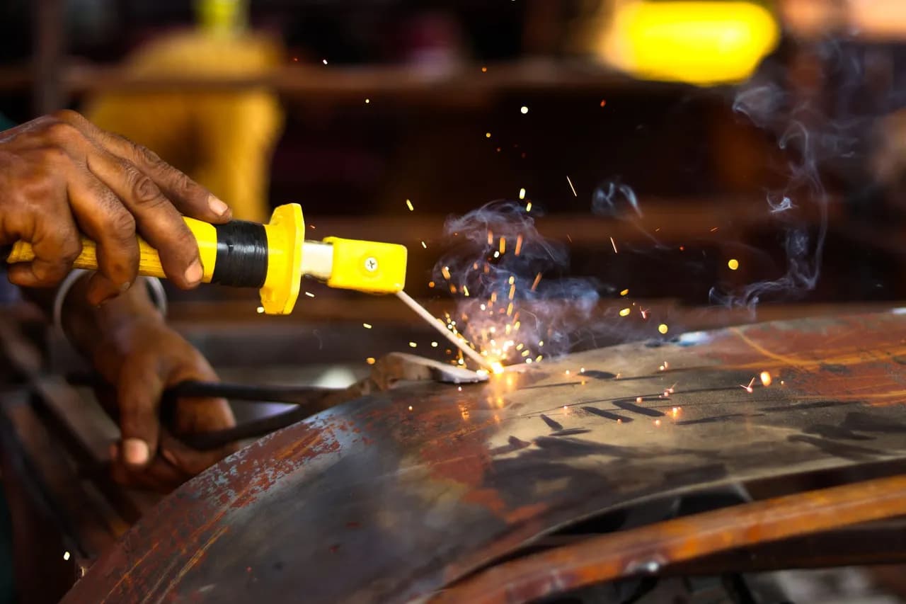 Case Study: Come una Carpenteria Pesante ha Ridotto i Costi del 40% con il Taglio Plasma CNC SuperCut